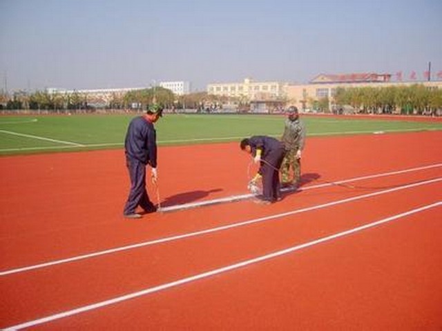 暑假来了！铺设塑胶跑道的工人们又辛苦啦……
